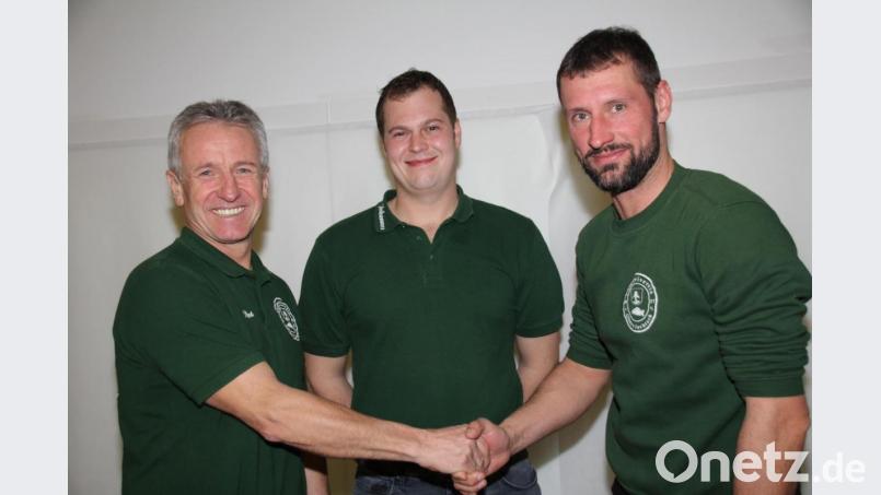 Mit Norbert Bösl (rechts) ist für den Verein ein Jugendwart gewählt worden. Vorsitzender Peter Schwabenbauer (links) und sein Stellvertreter Johannes Wurm (Mitte) gratulierten mit Handschlag zur Wahl. Bild: frd