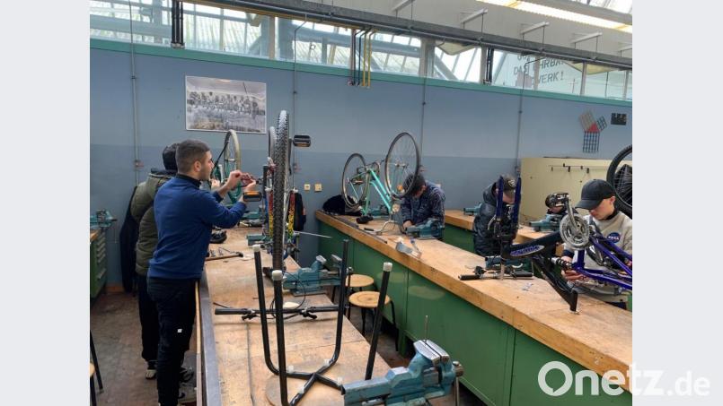 Die Berufsschüler machen die Räder fit für den Straßenverkehr. Bild: exb