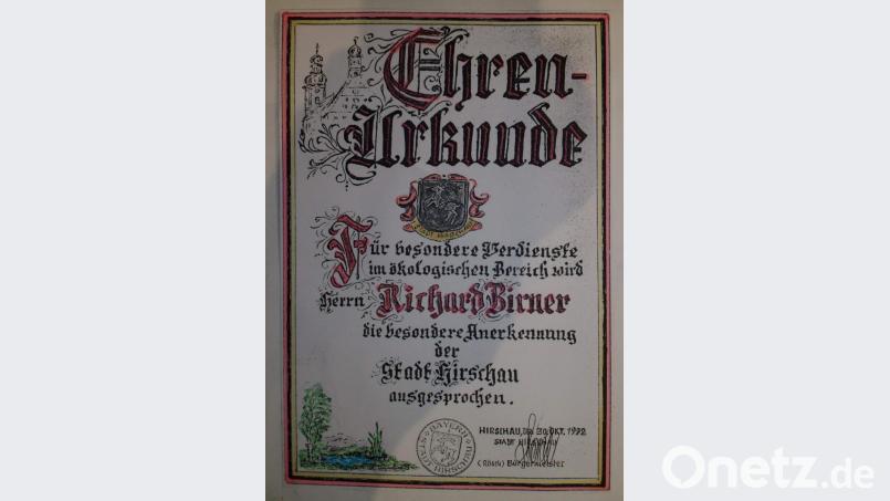 Gleich fünfmal, nämlich 1992, 1993 und 1996, zeichnete die Stadt Hirschau Richard Birner für „besondere Verdienste im ökologischen Bereich“ aus. Er engagierte sich insbesondere auch in herausragender Weise in der AG Schulgarten der Hirschauer Schule und als Umweltbeauftragter des CSU-Ortsverbandes. Bild: u