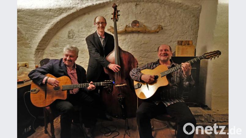 Das Trio „Swing Guitars“ mit Ferry Beierl, Reinhold Grassl und Roland Schrüfer (von links) begeisterte das Publikum mit Gipsy-Swing vom Feinsten. Bild: twi