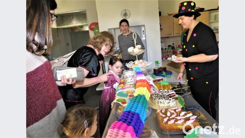 Am reich gedeckten Kuchen- und Tortenbüfett hatten die Gäste die Qual der Wahl beim Aussuchen der Leckereien. Bild: ubb