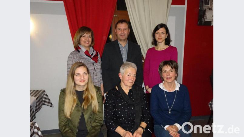 Dankurkunden des Sankt-Michael-Bundes gab es für langjährigen ehrenamtlichen Einsatz. Vorne von links Michaela Winkler, Margit Hohl und Irmi Sittl sowie (hintere Reihe von links Elisabeth Eger und Stephanie Most. In der Mitte Norbert Auer. Bild: hm