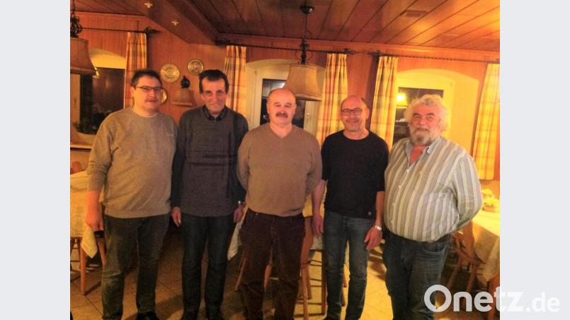 Zweiter RV-Vorsitzenden Wolfgang Bock aus Georgenberg, Horst Willax, Hans-Jürgen Mühling Andreas Meier und Stadtrat Helmut Rewitzer (von links) bei der Meisterschaftsfeier. Bild: tu