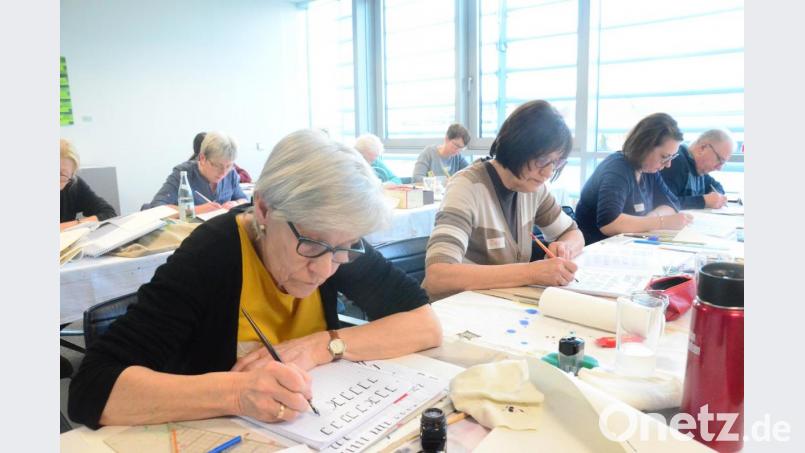 Meist interessieren sich Frauen für die Kalligrafie. Nur einer von 13 Kursteilnehmern ist dieses Mal ein Mann. Bild: Kunz