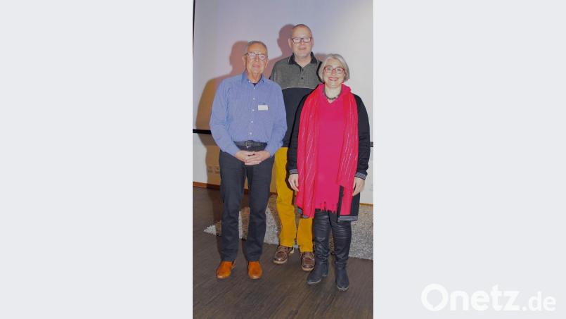 Georg Franz Fröhler (links) und Andrea Ulrich-Prusko gaben viele Tipps für den Umgang mit Schwerkranken. Jürgen Klein (Mitte) hatte den Vortrag im Kunsthaus vermittelt. Bild: exb