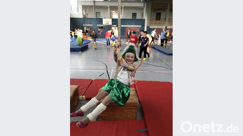 Ein kleines Gardemädchen schwebt im Faschingshimmel. Bild: rn