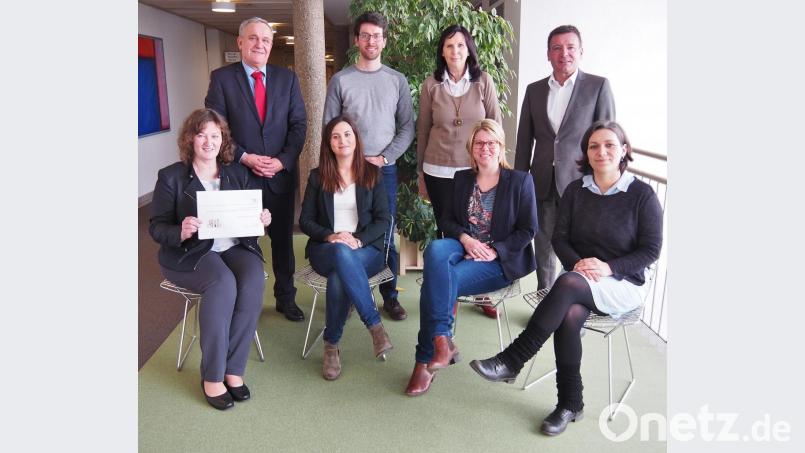 Die Koordinatorinnen des Bündnisses für Familie Neustadt-Weiden bilanzieren zusammen mit den Schirmherren Oberbürgermeister Kurt Seggewiß (stehend, links) und Arbeitsagenturchef Thomas Würdinger (Vierter von links). Bild: Bühner