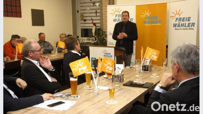 Die Freien Wähler starteten in den Kreistagswahlkampf. Landratskandidat Dieter Jäger (stehend) appellierte an den Zusammenhalt der Mitglieder. Bild: Hirsch
