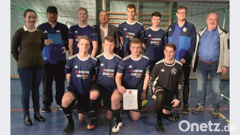 Die SG Kauerhof mit Trainer Frank Kokott (hinten, Zweiter von rechts) gewann den Titel bei den B-Junioren. Rechts Kreisjugendleiter Klaus Meier. Bild: Klaus Meier