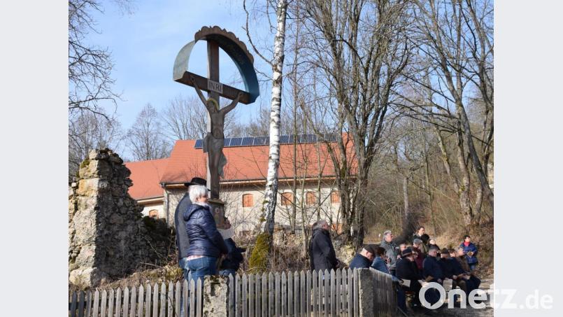 Eine Gruppe Lutzmannsteiner war gekommen, um den Gottesdienst am Dorfplatz zur Erinnerung an die Pfarrei St. Luzia zu feiern. Schon 1951 hatten sie aus ihrem Heimatdorf wegziehen müssen. Bild: bö