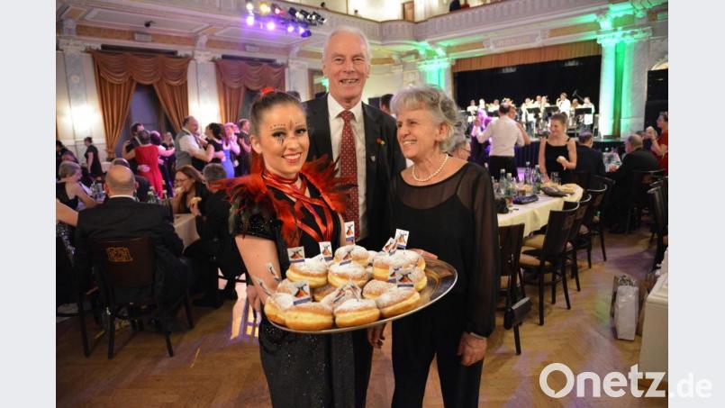 Ersehnt: Die Krapfen als kulinarisches Geschenk vom Ballpartner CeBB, hier präsentiert von stellvertretendem
Landrat Arnold Kimmerl, seiner Frau und einer charmanten Tänzerin von Grün-Weiß. Bild: eib