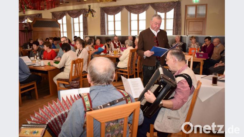 Eine Sternstunde des Volksliedes erlebten die Besucher des Offenen Singens des Oberpfälzer Volksliedkreises. Vorsitzender Leonhard Bayerl gab den Ton an. Bild: bnr
