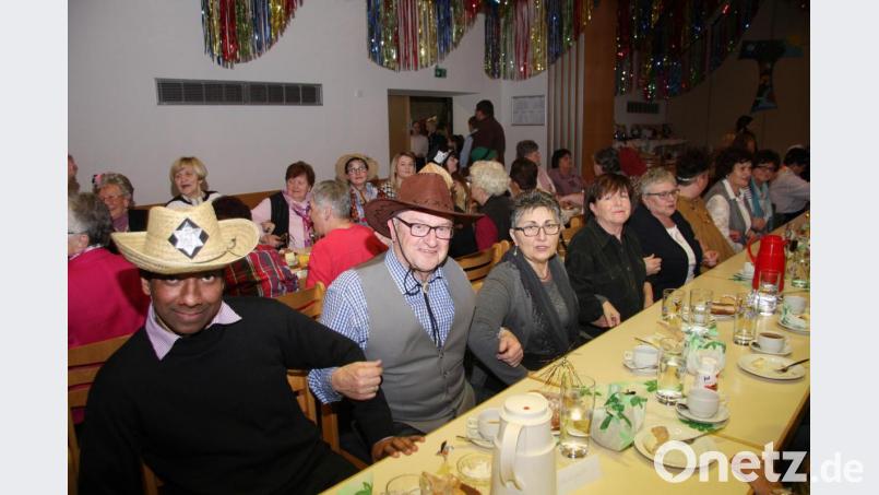 Beim Frauenbund-Kaffeekränzchen ließen es sich auch Pater Charles John und Zweiter Bürgermeister Fritz Holm (von links) gut gehen. Bild: wro