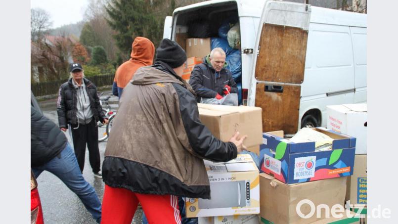 Die neun Helfer der Christlichen Kinderhilfe Rumänien mussten beim Ausladen der Sachspenden kräftig zupacken. Die Organisatoren hoffen auch heuer auf viele Spenden, die sie dann nach Rumänien transportieren können. Bild: prh