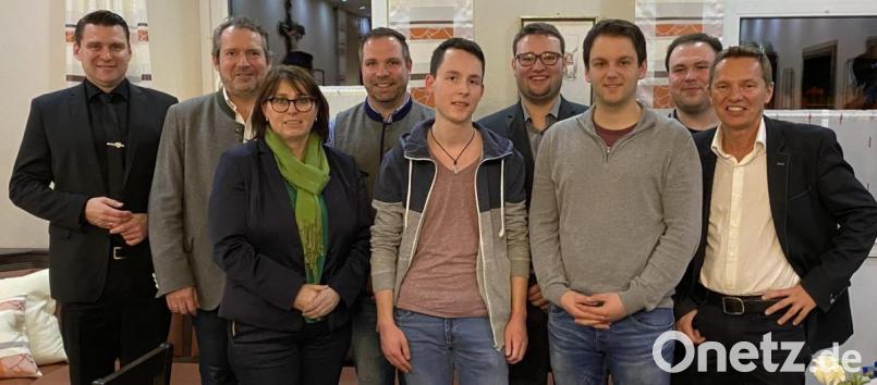 Die neue JU-Vorstandschaft um Kilian Gradl (Vierter von rechts) zeigt das Bild zusammen mit Landrat Thomas Ebeling (von links), dem CSU-Bürgermeisterkandidaten Frank Zeitler, der FU-Vorsitzenden Marianne Forster, dem CSU-Ortsvorsitzenden Tobias Knechtel und dem Fraktionssprecher im Stadtrat, Hans-Georg Dobler (rechts). Bild: exb