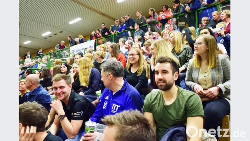 Vollbesetzte Ränge beim Turnier der Ersten Mannschaften um den Cup der Raiffeisenbank. Bild: no