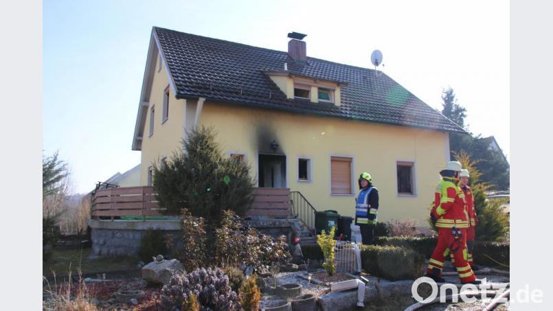 Ein Feuer hat am Sonntagmorgen ein Wohnhaus an der Fischbacher Straße in Bruck verwüstet. Bild: Thomas Dobler