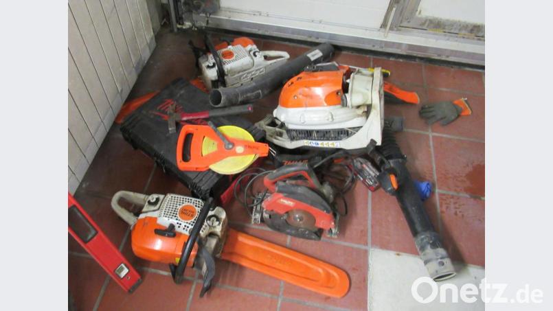 Mehrere gestohlene Arbeitsgeräte findet die Grenzpolizei Waidhaus in einem Fahrzeug. Bild: Polizeipräsidium Oberpfalz