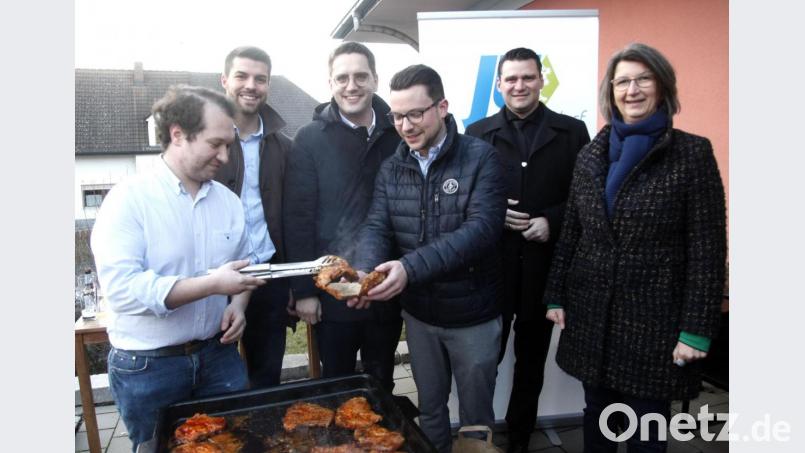 Mit einer Winter-Grillparty eröffnete die Junge Union am Freitag den Wahlkampf. Mit dabei waren Bürgermeisterin Susanne Plank, Landrat Thomas Ebeling, Bürgermeisterkandidat Matthias Meier, JU-Landesvorsitzender Christian Doleschal und Kreisvorsitzender Jonas Rester (von rechts). Bild: Hirsch