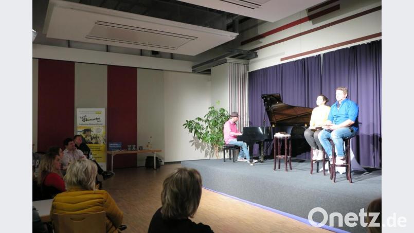 Tom Bauer begleitete die Songs von Veronika Frank und Sebastian Hagengruber (von links) auf dem Flügel. Bild: jzk