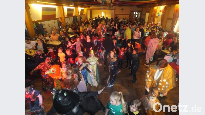 Beste Stimmung herrschte bei den jungen Maschkerern auf der Tanzfläche. Bild: ibj