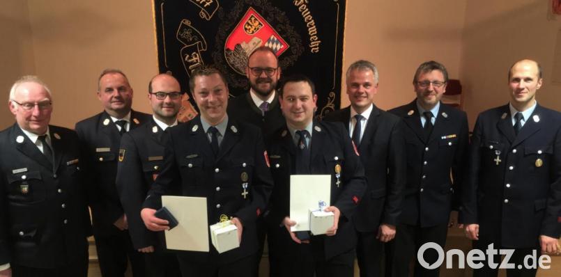 Für 25 Jahre aktiven Dienst erhalten Manuel Högen (Vierter von links) und Matthias Frischholz (Sechster von links) die silberne Ehrennadel von Landrat Andreas Meier (Fünfter von links).. Bild: cro