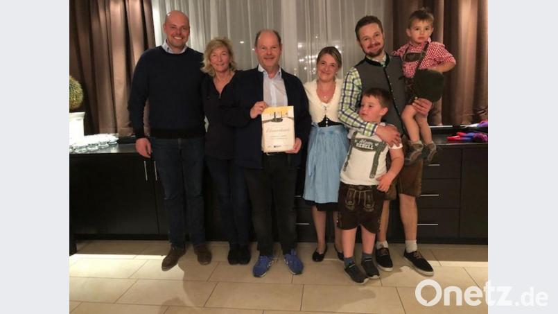 Für 40 Jahre Treue wurde die Skigruppe des TSV Neualbenreuth von Direktor Andrea Del Frari von der Skirama Kronplatz mit einer Urkunde und einem Präsent ausgezeichnet. Von links: Andrea Del Frari, Elisabeth und Jürgen Faltenbacher (Organisator) sowie die Gastgeberfamilie Johanna und Hannes Wolfsgruber mit den Söhnen Maximilian und Niklas. Bild: exb