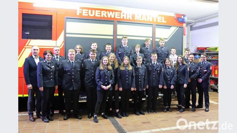 Bürgermeister Richard Kammerer mit den Jugendlichen der Feuerwehr Mantel Bild: jma
