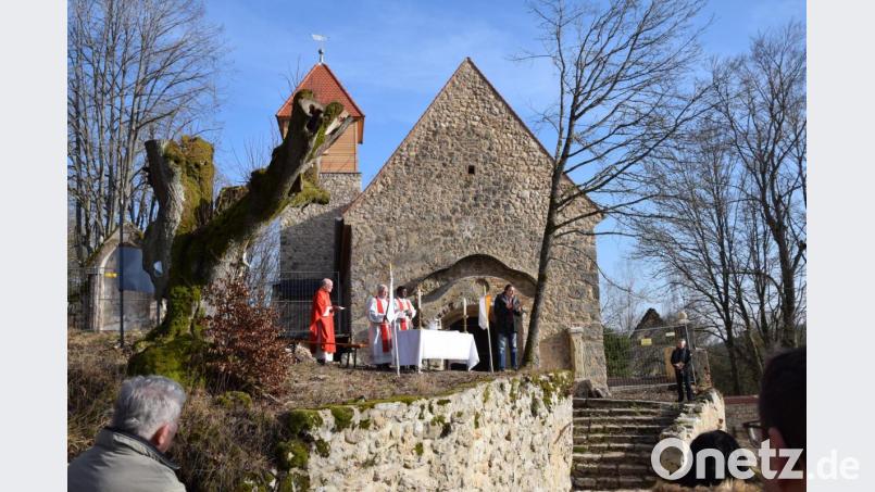 Die Pfarrkirche St. Luzia in Lutzmannstein. Mit einem Dekret des Bischofs von Eichstätt ist jetzt die Pfarreiaufgelöst. Grund genug für ehemalige Lutzmannsteiner, am Samstag ins Dorf zurückzukommen und mit (von links) Stadtpfarrer Martin Becker aus Velburg, Pfarrer Richard Hüttinger von der Diözese Eichstätt und und Kaplan Thomas Sanikommula einen Gottesdienst zu feiern. Rechts Bürgermeister Bernhard Kraus. Bild: bö