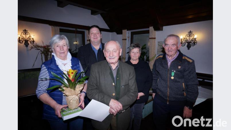Der OGV Högling ehrte langjährige Mitglieder. Unser Bild zeigt von links Maria Bauer, Bürgermeister Christian Ziegler, Georg Zink, Vorsitzende Heidi Richthammer und stellvertretenden Kreisvorsitzenden Josef Götz. Bild: nib