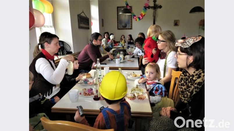 Für den gemütlichen Plausch am Kaffeetisch hatten die Frauen vom Frauenbund und von der Eltern-Kind-Gruppe leckere Kuchen und Torten geliefert. Bild: ubb
