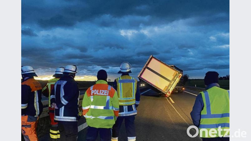 Auf der A3 hängt ein Lkw-Anhänger quasi in der Luft. Bild: Alexander Auer