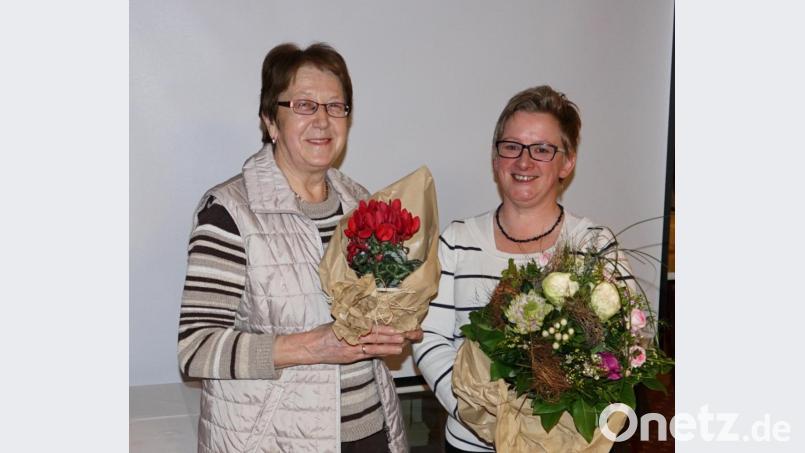 Christa Richthammer (l.) bedankte sich stellvertretend für den gesamten Kirchenchor bei der Chorleiterin Andrea Eichenseer (r.) mit einem Blumenstrauß für deren spitzen Arbeit und ließ wissen, dass es den Sängern große Freude mache, bei ihr im Chor zu singen. Richthammer selnbst bekam als fleißigste Sängerin eine Anerkennung. Bild: ads