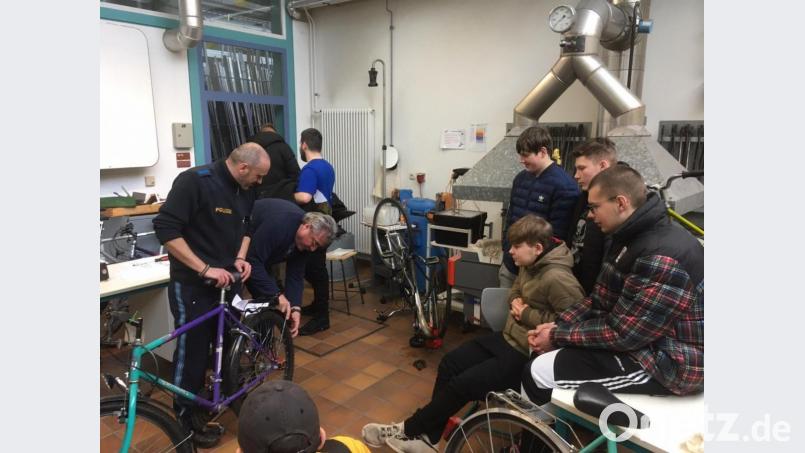 Die Berufsschüler machen die Räder fit für den Straßenverkehr. Bild: exb