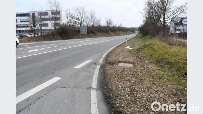 Auf halber Strecke zwischen FOS/BOS (links) und der Brücke Schirmitzer Weg (hinten) soll eine Fußgänger- und Radfahrer-Brücke über die Süd-Ost-Tangente entstehen und den Campus mit dem Edekabereich und dem Wohngebiet verbinden. Offen ist wann. Die Kosten in Höhe von 1,5 Millionen Euro sollen erst einmal für dringendere Maßnahmen verwendet werden. Bild: Gabriele Schönberger
