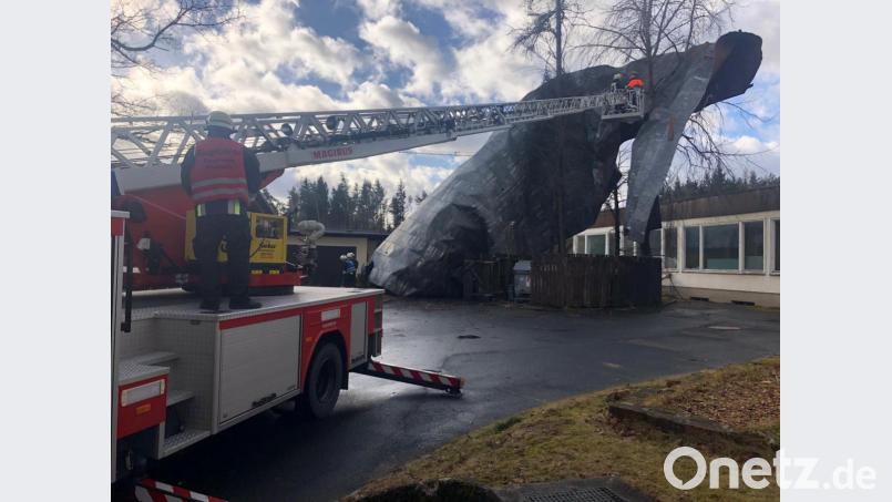 Etwa 300 Quadratmeter Blech-Dachfläche hat der Sturm am Montagmorgen vom Ernst-Naegelsbach-Haus geweht. Bild: Gebhardt