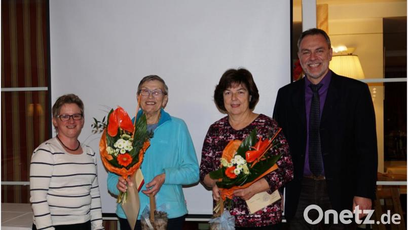 Die Leiterin des Kirchenchors der Pfarrei St. Vitus, Andrea Eichenseer (links), ehrt gemeinsam mit Pfarrer Josef Irlbacher (rechts) für ihre jahrzehntelange Treue Anni Leuchtenberger (Zweite von links) und Marianne Weiß (Zweite von rechts) mit Urkunden, Blumen und Präsenten. Bild: ads