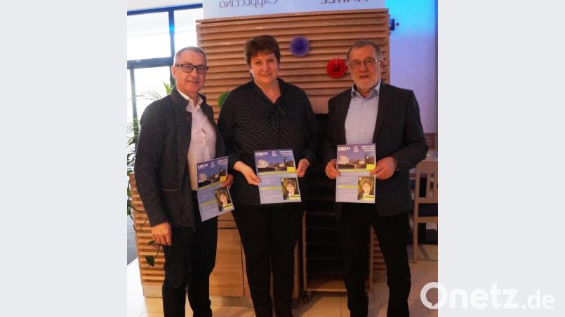 Bürgermeister Johann Graßl (rechts) und dessen Stellvertreter Richard Brunner freuen sich, mit Anita Forster eine engagierte Bürgermeisterkandidatin zu haben. Bild: weu