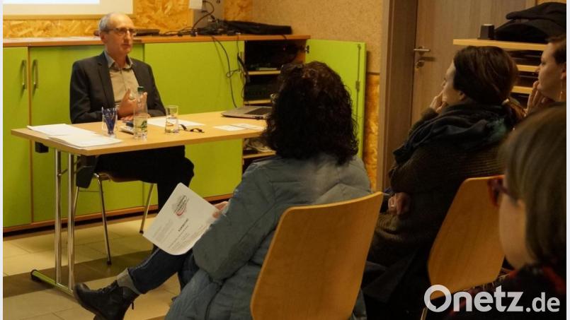 Eltern und Erzieherinnen bekamen im Mehrgenerationentreff von Diplompsychologen Franz Klarner, Leiter der Schwandorfer Beratungsstelle für Kinder und Jugendliche, wertvolle Ratschläge. Bild: weu