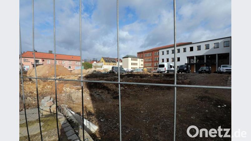 Aus dem Bürgerspitalgelände an der Bahnhofstraße soll laut den Vorstellungen von Die Liste Amberg ein Kultur-Areal werden – mit einem modernen Museumsgebäude, einem freien Kulturzentrum im Ring-Theater (links) und der Spitalkirche, die als Konzert- und Ausstellungsraum genutzt werden könnte. Bild: Wolfgang Steinbacher