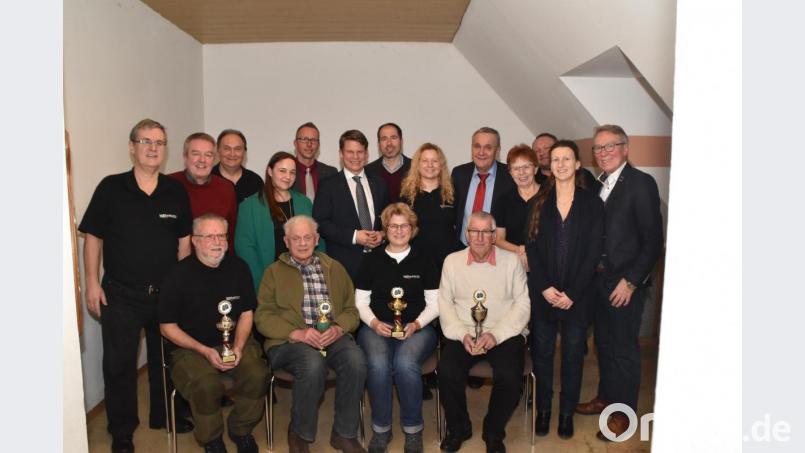 Präsidentin Zaneta Weidner (hinten, Sechste von rechts) führt die &quot;Freien Fotografen&quot; weitere zwei Jahre. Die erfolgreichsten Fotografen sind (vorne, von links) Reinhold Buchner, Dieter Neumann, Elke Englmaier und Günter Klein. Bild: exb