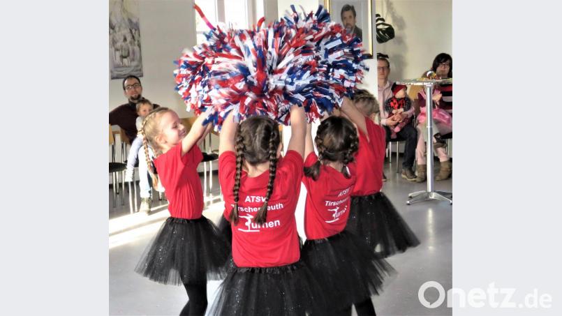 Die kleinen Tänzerinnen begeisterten mit einer bestens einstudierten Choreographie. Bild: ubb