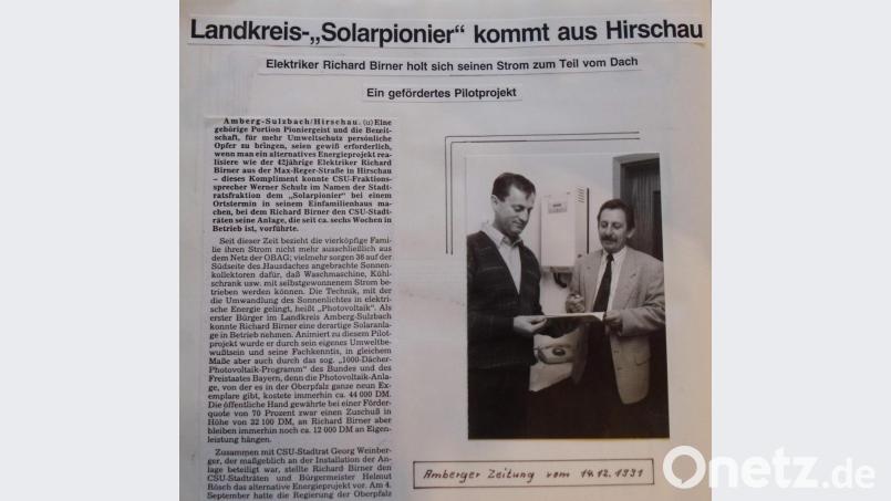 Am Samstag, 16. November 1991, nahm Richard Birner (l.) in seinem Wohnhaus, Max-Reger-Straße 27, die erste Photovoltaikanlage im Landkreis Amberg-Sulzbach in Betrieb. Die AZ berichtete darüber am 14. Dezember nach einer Besichtigung der PV-Anlage durch den damaligen CSU-Stadtratsfraktionsvorsitzenden Werner Schulz (r.). Bild: u