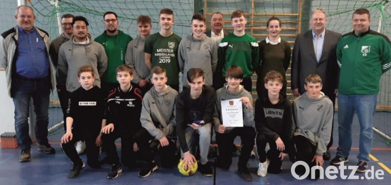 Der C-Junioren-Landkreismeister SG Rieden mit (hinten von rechts) Stephan Braun vom Gastgeber 1. FC Schlicht, Landrat Richard Reisinger, Sophie Ibler und Robert Graf (Fünfter von links) von der Sportförderung des Landratsamtes Amberg-Sulzbach und Kreisjugendleiter Klaus Meier (links). Bild: Klaus Meier