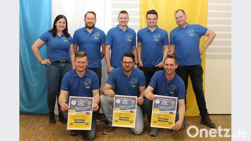 Die Faschingsprinzen Blau-Gelb haben noch einiges zu tun: Emily Klementa, Kevin Schatzschneider, Michael Biller und Christoph Krisch (hinten, von links), Lukas Schiffler, Alexander Schuller und Tobias Büller (vorne, von links). Bild: Evi Wagner