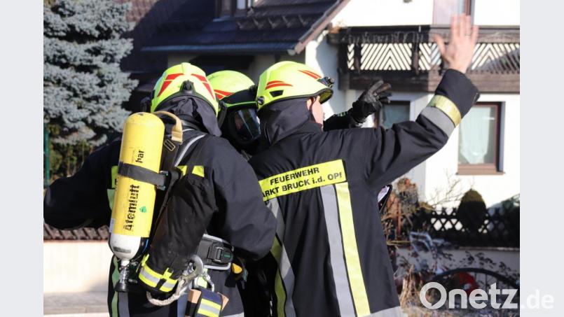 Mit Atemschutz drangen Feuerwehrmänner in das verqualmte Haus ein. Bild: Thomas Dobler