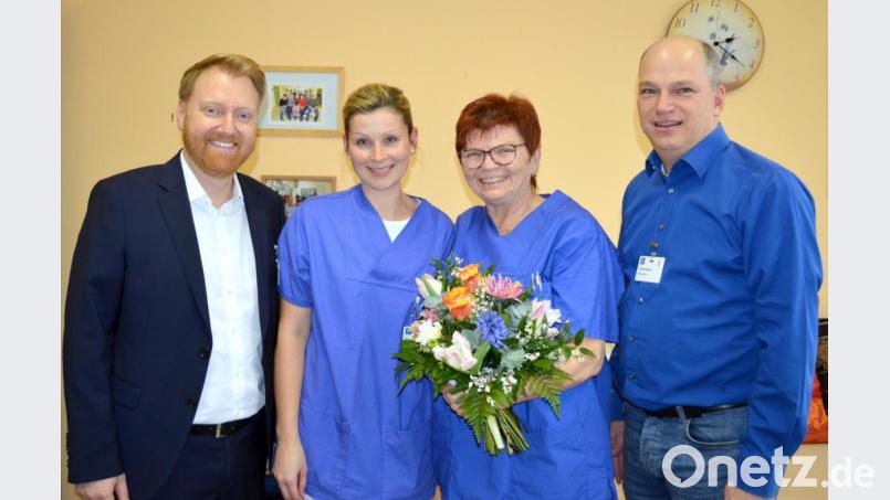 Marion Huf (Zweite von links) übernimmt die Bereichsleitung Radiologie von Marga Rass, die von Geschäftsführer Martin Baumann (links) und Pflegedirektor Frank Hederer in den Ruhestand verabschiedet wurde. Bild: exb/Andrea Käsbauer