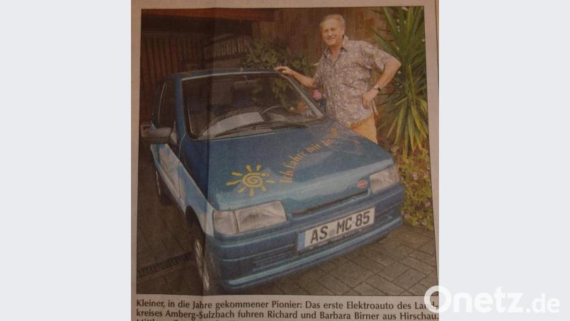 Im Jahr 1995 wurde Richard Birner erneut zu einem Vorreiter in Sachen praktiziertem Umweltschutz, als er mit seinem „Microcar Light“ das erste Elektroauto bei der Kfz-Zulassungsstelle des Landkreises anmeldete. Seine Familie legte damit 45 000 Kilometer bis zur Stilllegung im Jahr 2010 zurück. Heute steht der Zweisitzer in der Garage der Familie Birner. Bild: u