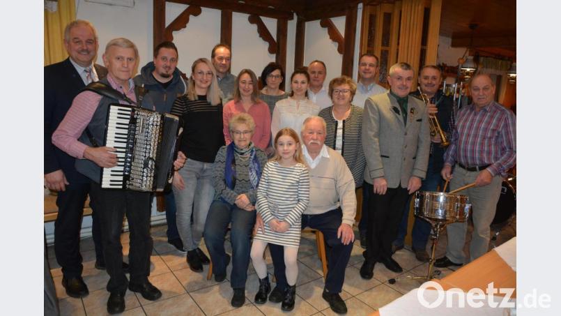 Karl Bauer (vorne sitzend, mit Enkelin Valentina und Frau Käthe), genoss am Samstagabend bei der Feier im Gasthaus „Finkenstich“ die vielen Glückwünsche von Familie, Freunden und Nachbarn und Vereinen. Unter den Gratulanten waren auch Bürgermeister Johann Burger (links), MGV-Vorsitzender Markus Schuller (Vierter von rechts), Schützen-Vorsitzender Helmut Kipferl (Dritter von rechts), Wanderfreunde-Vorsitzende Andrea Zinnecker (Fünfte von rechts) sowie die Musiker der Gruppe „Tonados“. Bild: jr