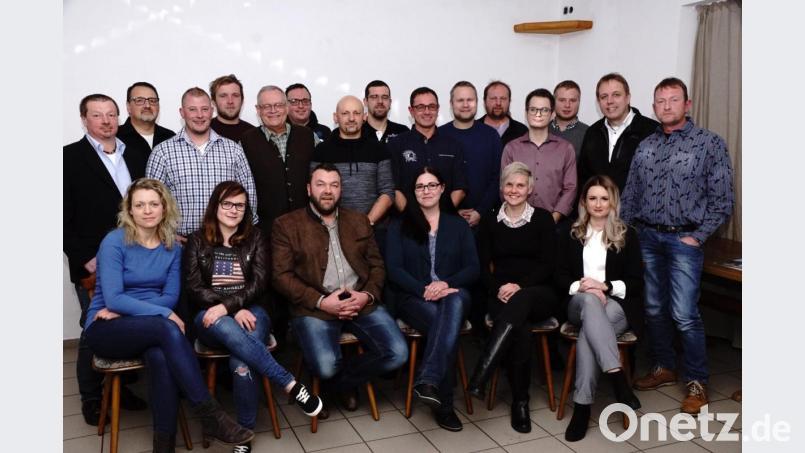 Adrian Scheitler (vorne, Dritter von links) möchte ein Bürgermeister zum Anfassen sein. Er zieht mit einem jungen Team, das die IWG in der Auftaktveranstaltung erstmals präsentierte, in den Kommunalwahlkampf. Bei der Nominierungsversammlung war ein Großteil der Kandidaten verhindert gewesen. Bild: bkr